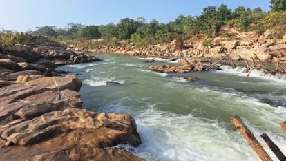 नए साल का जश्न प्रकृति के बीच: रामानुजगंज का पलटन घाट सैलानियों की पहली पसंद