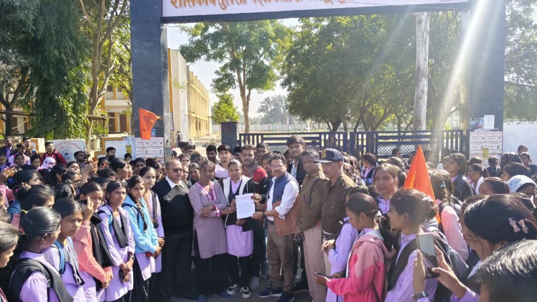 अनूपपुर में एबीवीपी का प्रदर्शन, महाविद्यालय में 3 घंटे तालाबंदी; 15 दिन में समाधान का आश्वासन