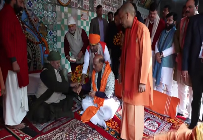 अयोध्या पहुंचे रक्षा मंत्री राजनाथ सिंह और मुख्यमंत्री योगी, रामलला के अभिषेक व प्रतिष्ठा द्वादशी अनुष्ठानों में होंगे शामिल