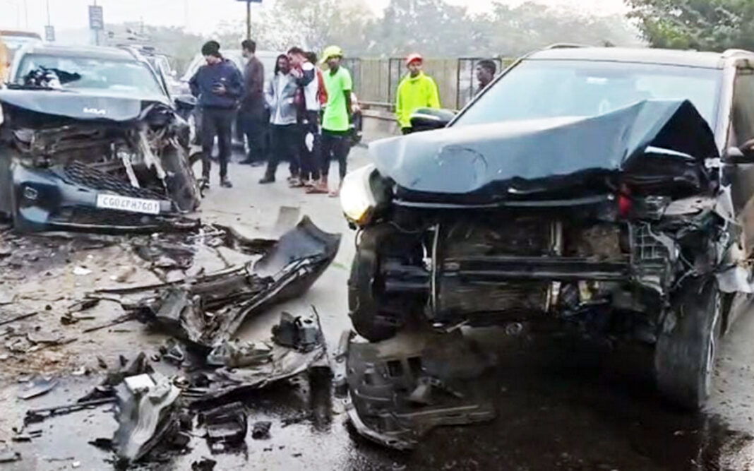 रायपुर के मोवा ओवर ब्रिज पर दो कारों की भीषण टक्कर, तीन युवक गंभीर