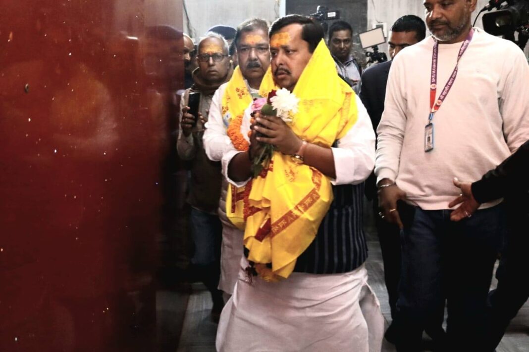 दिल्ली रवाना होने से पहले भाजपा कार्यकारी अध्यक्ष नितिन नवीन ने महावीर मंदिर में की पूजा