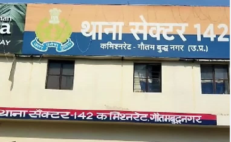 नोएडा में मानवता शर्मसार: सौतेले पिता ने दो मासूम बच्चों को नाले में फेंका, राहगीरों ने बचाई जान