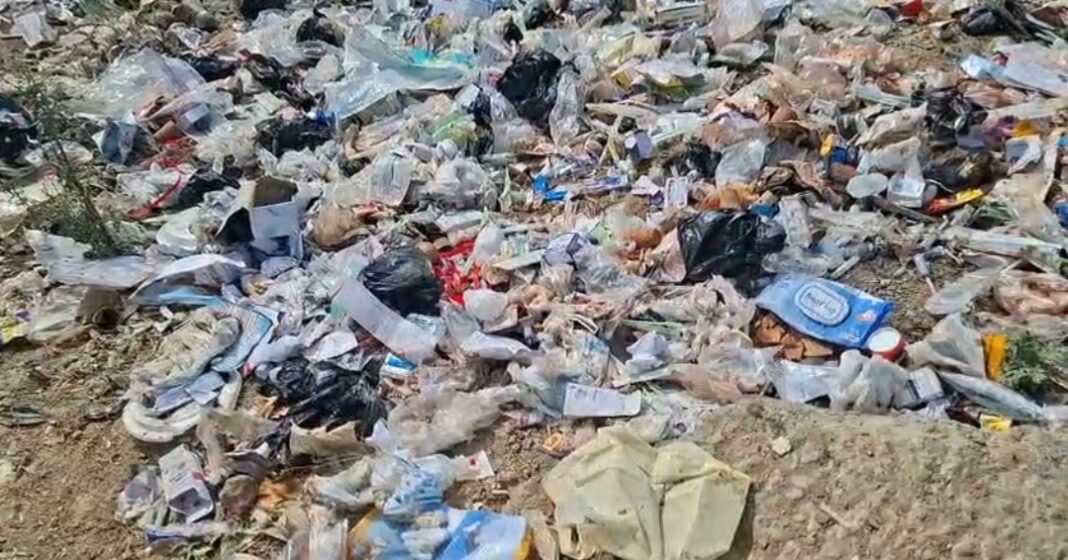 जालौन में अस्पतालों के मेडिकल वेस्ट निस्तारण में लापरवाही, डीएम ने गठित की संयुक्त जांच टीम