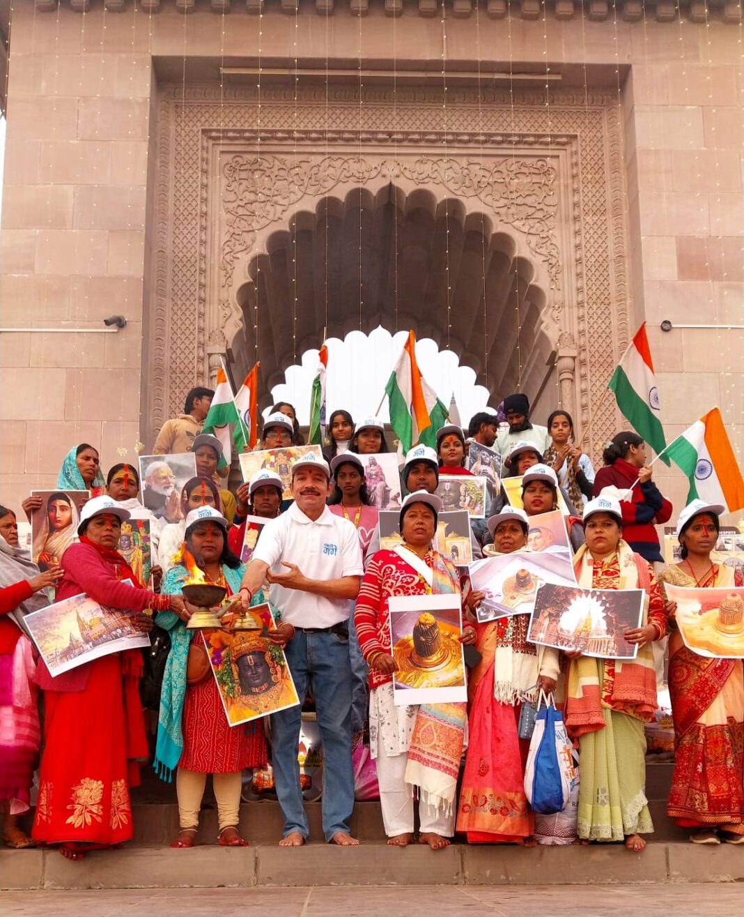 काशी विश्वनाथ धाम लोकार्पण की वर्षगांठ पर गंगाद्वार से उतरी भव्य आरती, गूंजा हर-हर महादेव