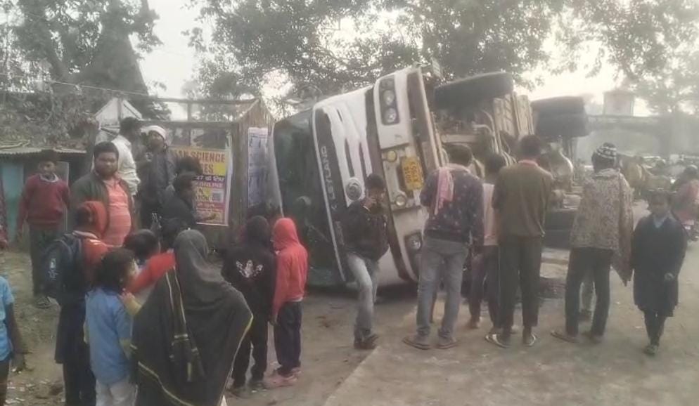 भागलपुर: तेज रफ्तार हाइवा की ऑटो से भिड़ंत, एक यात्री गंभीर, चालक फरार