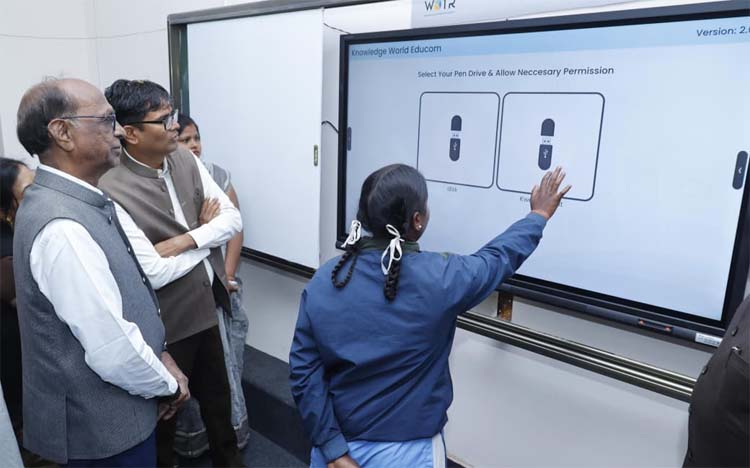 वित्त मंत्री ओपी चौधरी बोले—तनाव मुक्त होकर पढ़ाई करें; झलमला स्कूल में स्मार्ट क्लासरूम का लोकार्पण