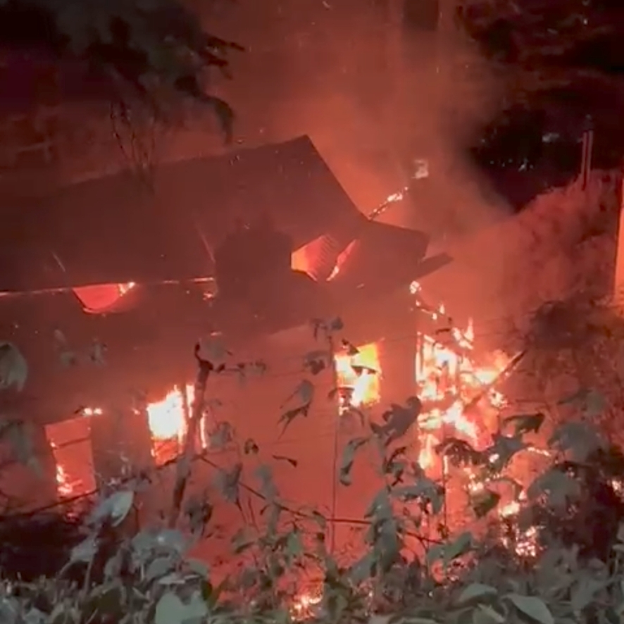 शिमला में आग का तांडव: रामपुर में मंदिर और शहर में पुरानी इमारत जलकर राख