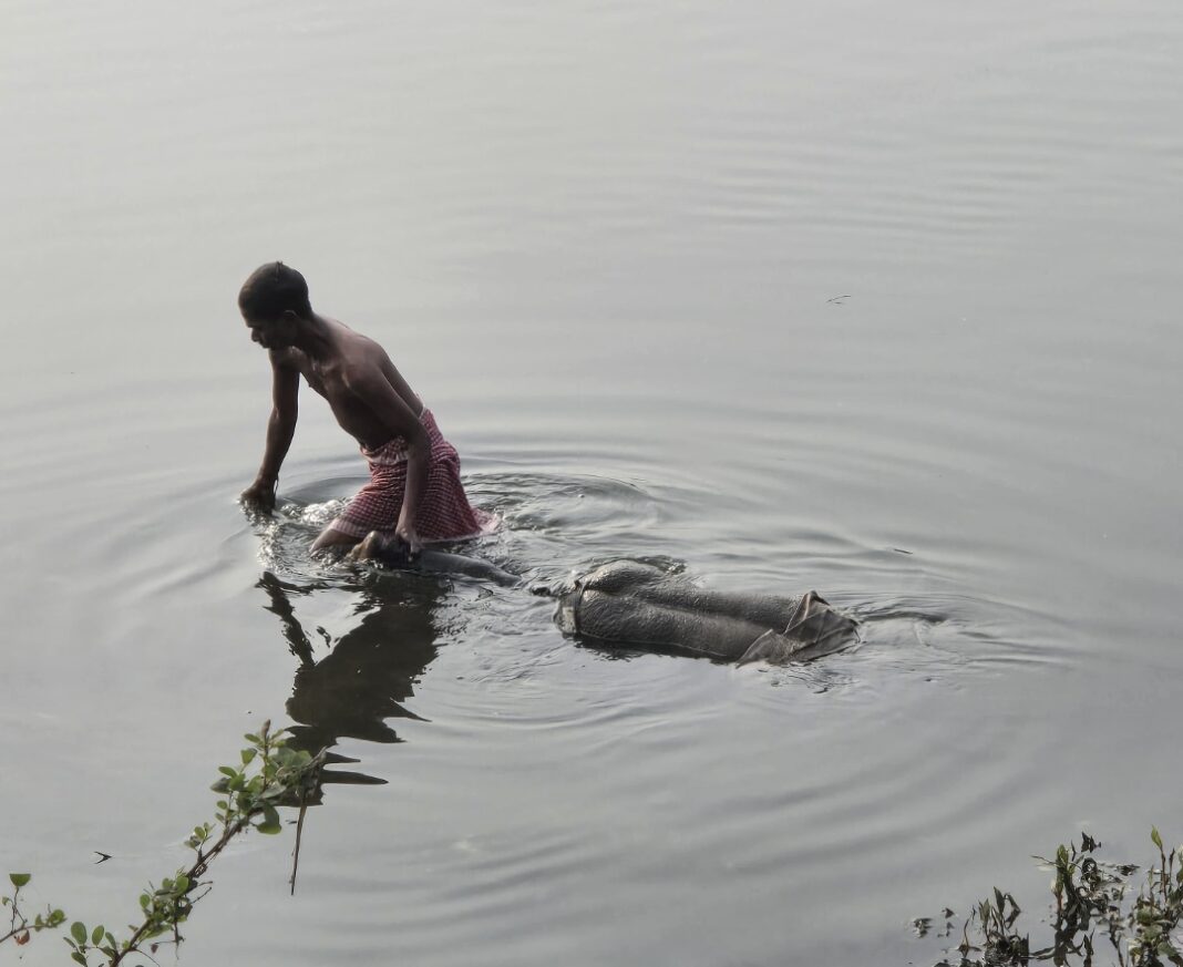 स्वर्णरेखा नदी से बरामद लापता युवक का शव, परिजनों ने साथियों पर हत्या का आरोप लगाया