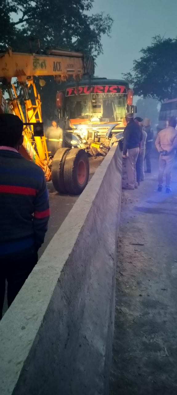 शाहजहांपुर में श्रद्धालुओं से भरी बस डिवाइडर से टकराई, एक की मौत; दूसरी बस पलटी, कई घायल