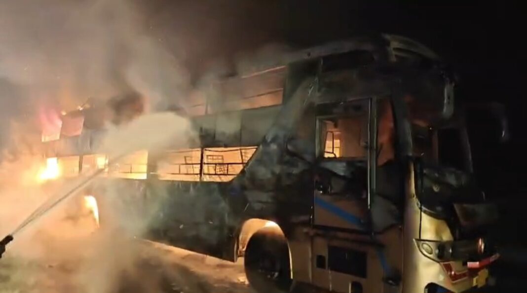 आगरा-लखनऊ एक्सप्रेसवे पर दौड़ती बस में लगी भीषण आग, 50 यात्री बाल-बाल बचे