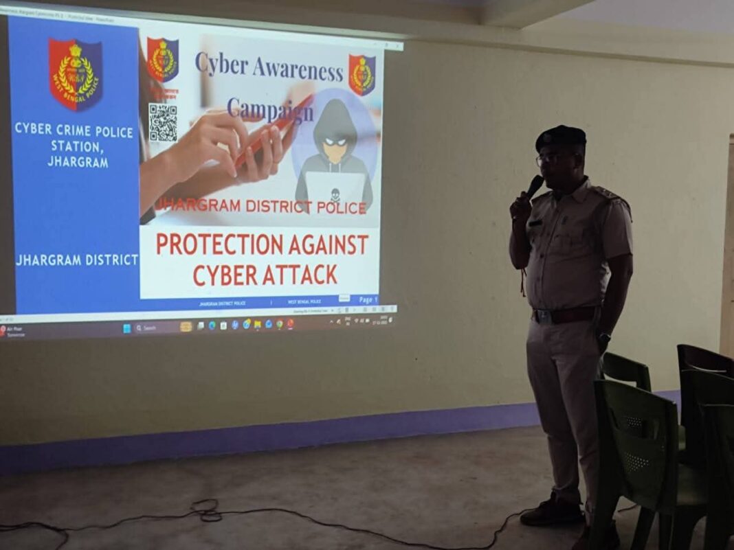 झाड़ग्राम में छात्रों के लिए साइबर जागरूकता कार्यक्रम, ऑनलाइन ठगी से बचाव पर जोर