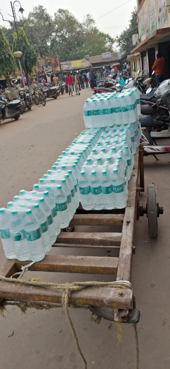 खड़गपुर मंडल की बड़ी कार्रवाई: संतरागाछी स्टेशन से 30 कार्टून अवैध पैक्ड पानी जब्त