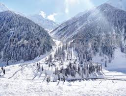 जम्मू-कश्मीर में कड़ाके की ठंड, जोजिला दर्रा माइनस 17 डिग्री के साथ सबसे ठंडा