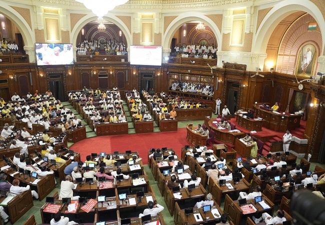 यूपी विधानसभा में योगी सरकार का दावा – यूपी के लगभग दोगुने मजरों तक पहुंचाई गई बिजली: एके शर्मा