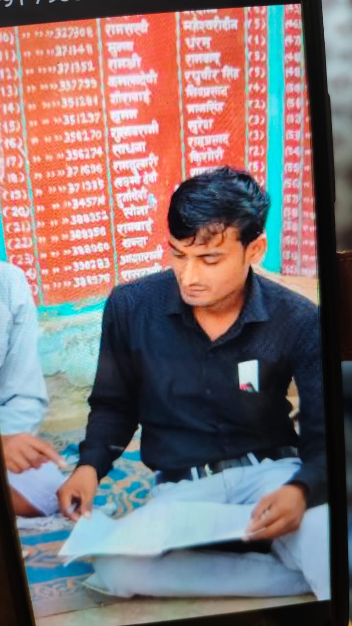 महोबा में लेखपाल की अमानवीय सलाह: आगजनी पीड़ित से कहा – ट्रक के नीचे मर जाओ, मिलेंगे 5 लाख