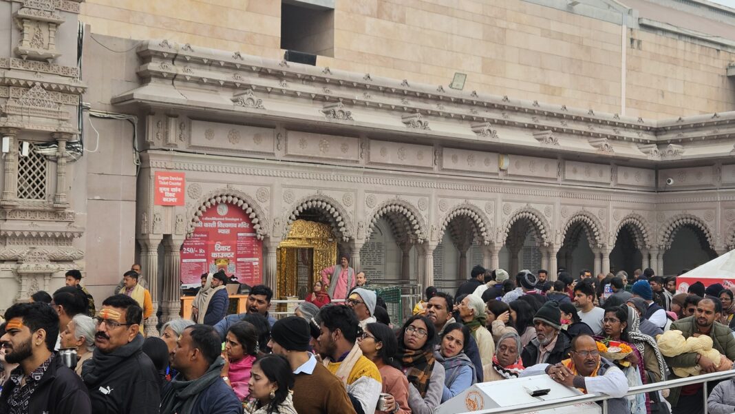 घने कोहरे और कड़ाके की ठंड में भी बाबा विश्वनाथ के दरबार में उमड़ा आस्था का सैलाब