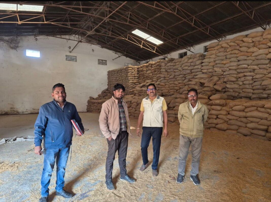 धमतरी में अवैध धान भंडारण पर सख्त कार्रवाई, 200 से ज्यादा कट्टे जब्त