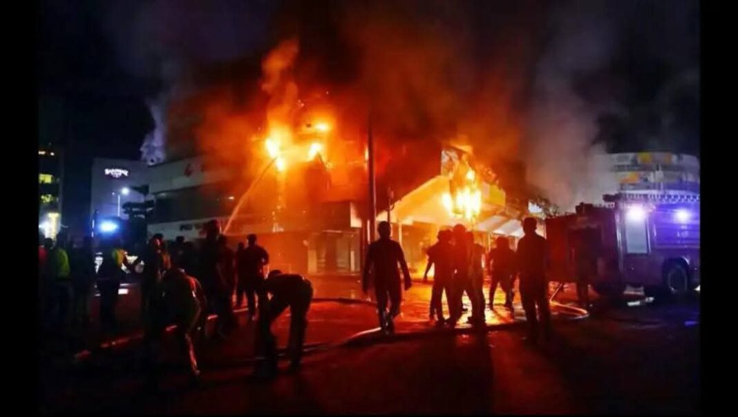 पुरुलिया बस स्टैंड में भीषण आग: कई दुकानें जलकर खाक, प्रशासन से जांच की मांग