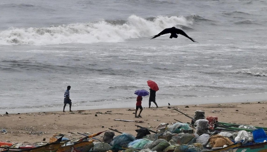 चक्रवाती तूफान दित्वा का अलर्ट: पुडुचेरी में स्कूल बंद, तमिलनाडु में बारिश से जनजीवन अस्त-व्यस्त