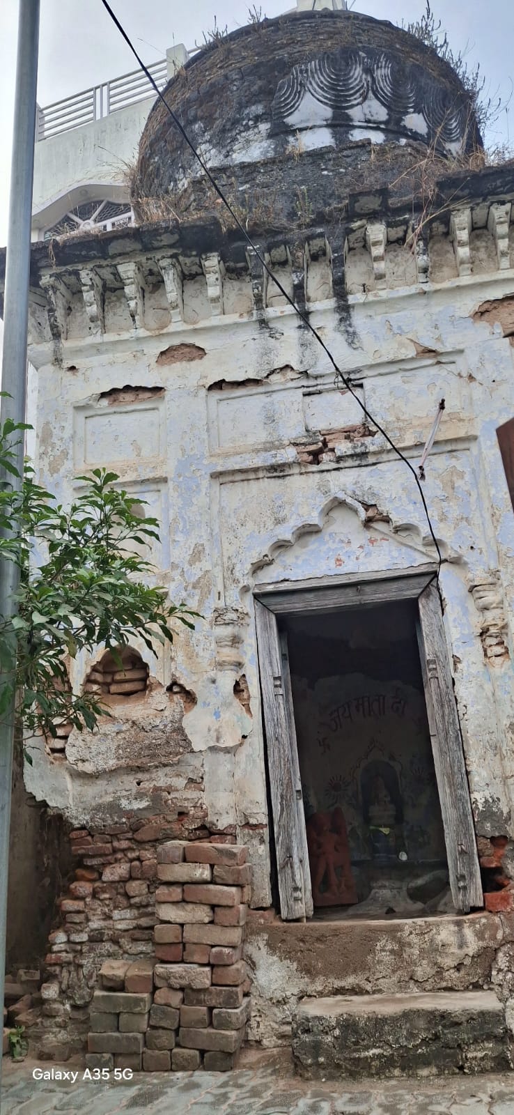 150 साल पुराना शिव मंदिर जर्जर, प्रशासन जागे तो बचेगी आस्था की विरासत