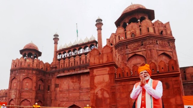 ‘रिफॉर्म एक्सप्रेस’ पर दौड़ता भारत: PM मोदी ने 2025 को बताया सुधारों का स्वर्णिम वर्ष