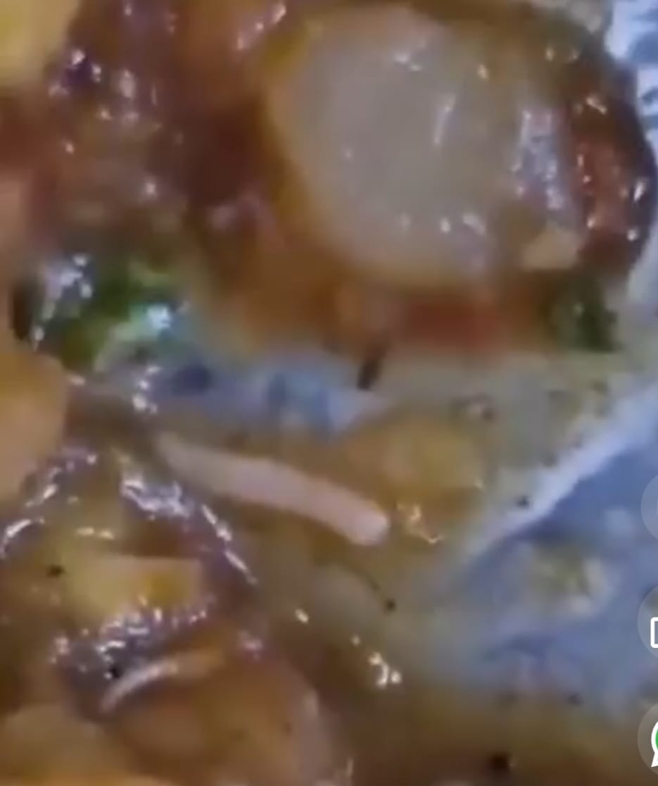 बेनेट यूनिवर्सिटी मेस विवाद: खाने में कीड़ा मिलने का वीडियो वायरल, छात्र नाराज़ — कार्रवाई की मांग तेज