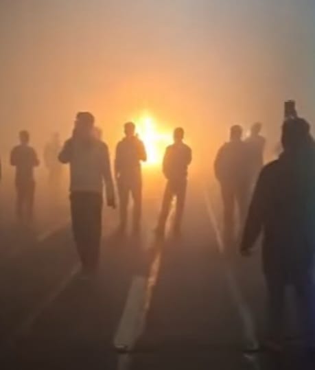 नोएडा एक्सप्रेसवे पर चलती टाटा पंच कार में लगी आग, चालक बाल-बाल बचा