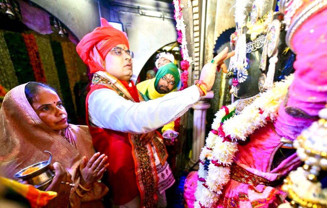 मुख्यमंत्री भजनलाल शर्मा ने पूंछरी का लौठा स्थित श्रीनाथजी मंदिर में किए दर्शन, प्रदेश की खुशहाली की कामना