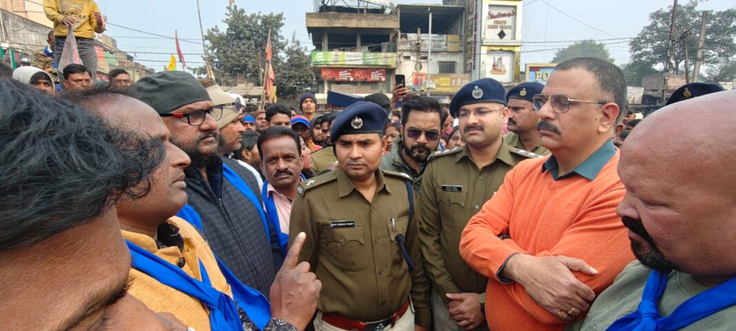 रामगढ़ में दलित युवक की हत्या पर उग्र प्रदर्शन, हत्यारों को फांसी देने की मांग तेज