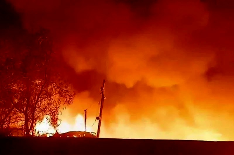 इको पार्क के पास झुग्गी बस्ती में भीषण आग, 14 दमकल की गाड़ियां मौके पर, सिलेंडर विस्फोट से बढ़ी भयावहता