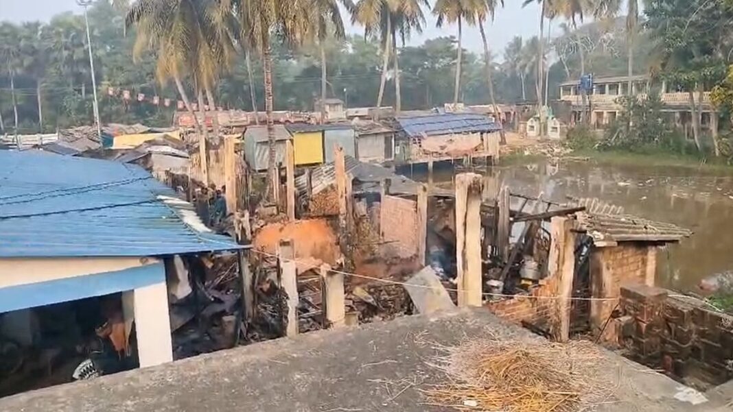 रामनगर बाजार में क्रिसमस की रात भीषण आग, तीन दुकानें जलकर खाक