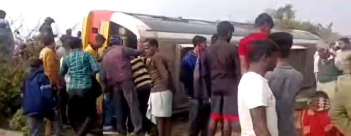 मेदिनीपुर में तेज रफ्तार बस पलटी, 13 यात्री घायल, जानिए हादसे की पूरी वजह