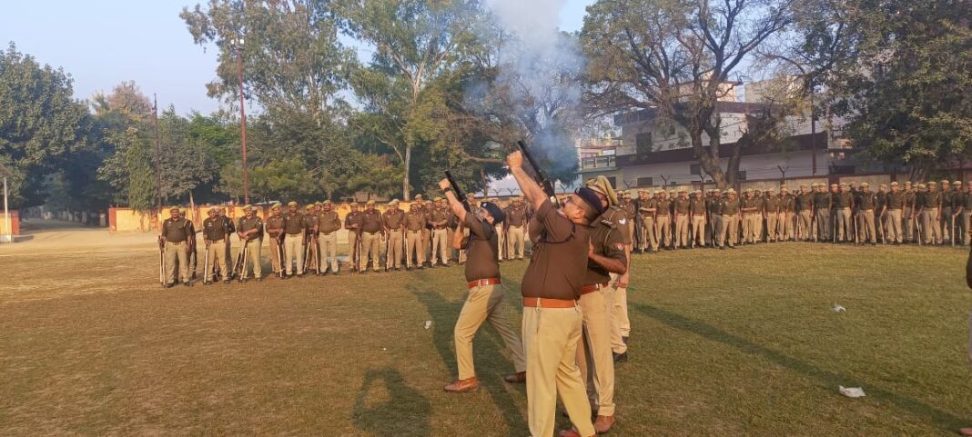 फर्रुखाबाद में पुलिस का दंगा नियंत्रण अभ्यास, SP आरती सिंह ने खुद कराया बलवा ड्रिल
