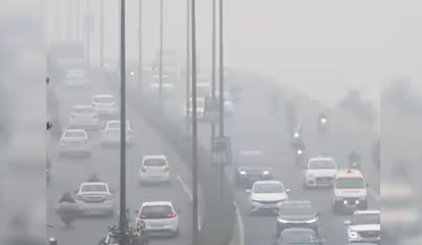 कोहरे में लिपटी दिल्ली की सुबह, दृश्यता घटी; इंडिगो ने यात्रियों के लिए जारी की एडवाइजरी