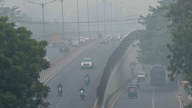 नोएडा, ग्रेटर नोएडा और गाजियाबाद की हवा हुई जहरीली, AQI 300 के पार