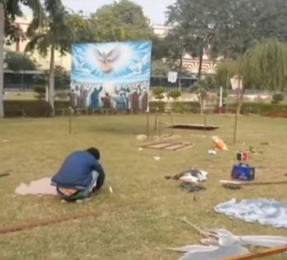 आगरा में क्रिसमस की धूम: प्रार्थना, कैरोल सिंगिंग और सतरंगी रोशनी के बीच आज रात जन्म लेंगे प्रभु यीशु