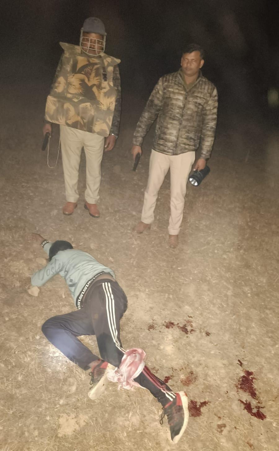 मीरजापुर में पुलिस मुठभेड़, गौतस्कर घायल, 13 गोवंश सुरक्षित मुक्त