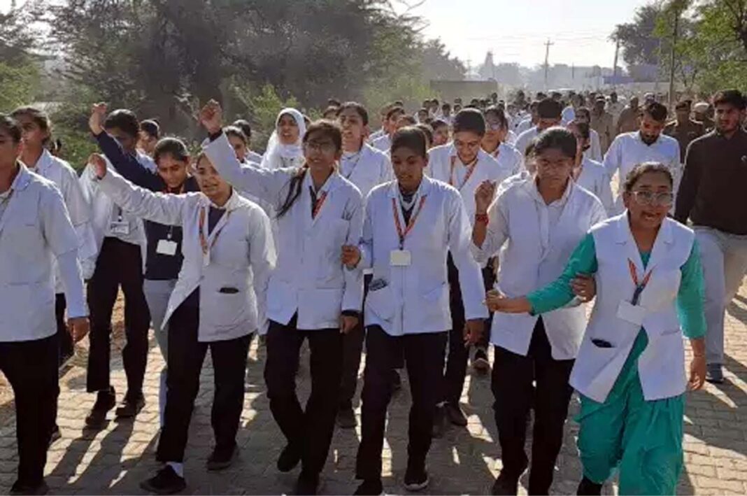 हिसार: नर्सिंग कॉलेज प्रबंधन के खिलाफ छात्राओं का हंगामा, भद्दे गानों पर नचाने का आरोप