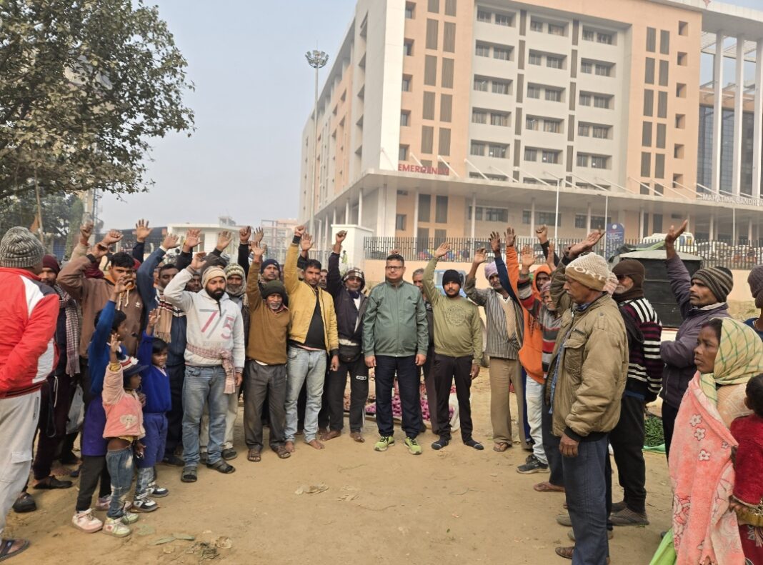 अस्पताल के होमगार्ड जवानों के व्यवहार से सब्जी विक्रेताओं में आक्रोश