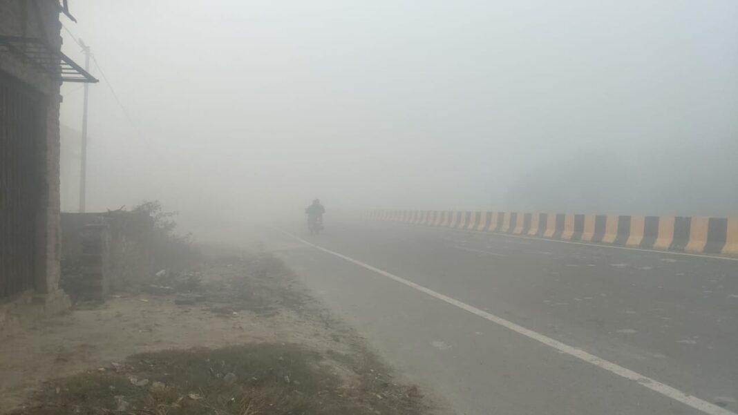 जौनपुर में घना कोहरा, जनजीवन अस्त-व्यस्त, हेडलाइट जलाकर चल रहे वाहन