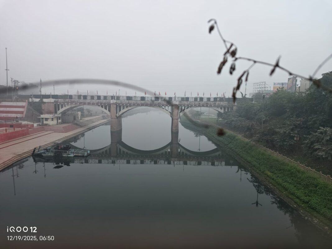 वाराणसी में दूसरे दिन भी कोहरा-धुंध का असर, जनजीवन ठहरा; स्कूलों के समय में बदलाव