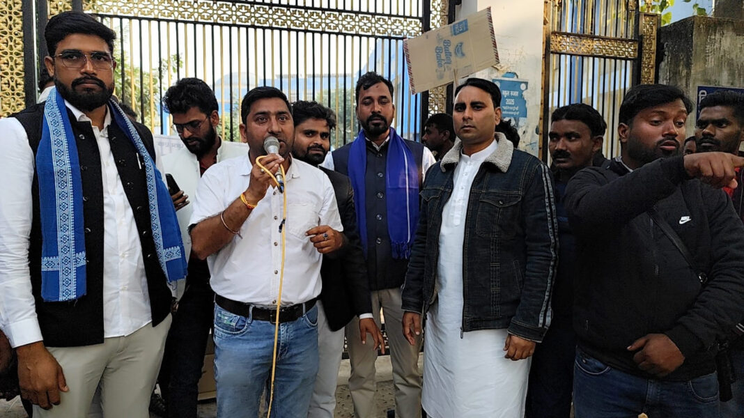 पलामू में फोर्थ ग्रेड बहाली में गड़बड़ी का आरोप, युवाओं का समाहरणालय गेट पर जोरदार प्रदर्शन