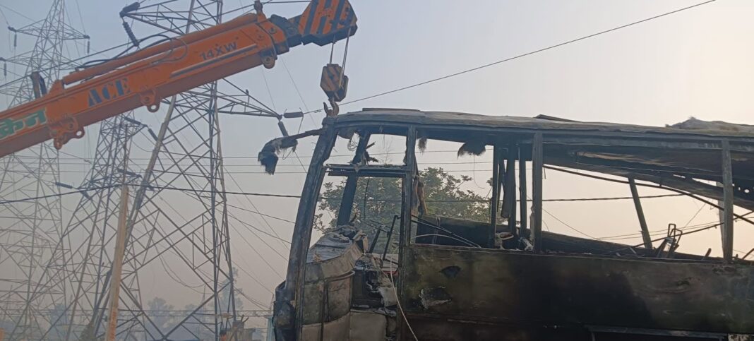 बलरामपुर में भीषण सड़क हादसा: बस बनी आग का गोला, 2 की मौत, 24 यात्री घायल