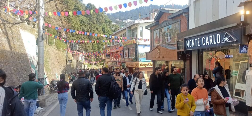 हिमाचल के ऊंचे इलाकों में बर्फबारी, मैदानी क्षेत्रों में घना कोहरा; ऑरेंज अलर्ट जारी