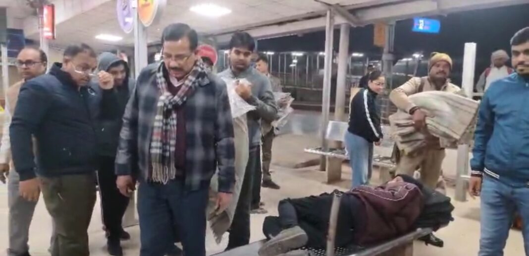 उरई: जिलाधिकारी ने रैन बसेरों व अलाव का किया निरीक्षण, जरूरतमंदों को बांटे कंबल