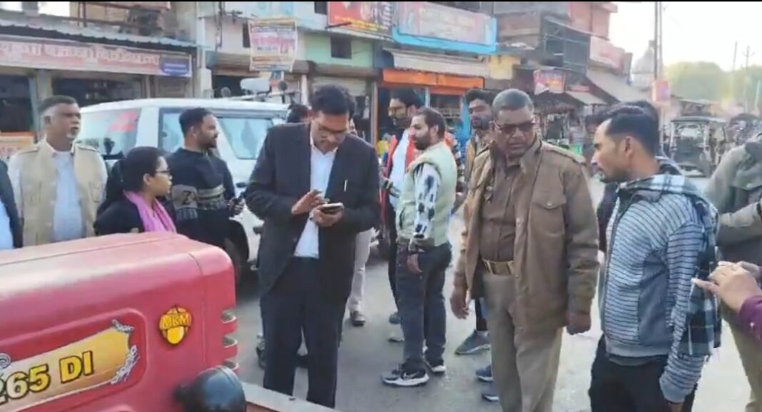 उरई में बच्चों की सुरक्षा को लेकर सख्ती, स्कूली वाहनों की जांच, 24 वाहनों के चालान