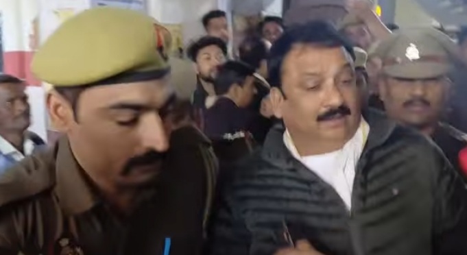 27 दिन से फरार सपा के पूर्व विधायक दीपनारायण सिंह यादव ने फिल्मी अंदाज में किया कोर्ट में सरेंडर