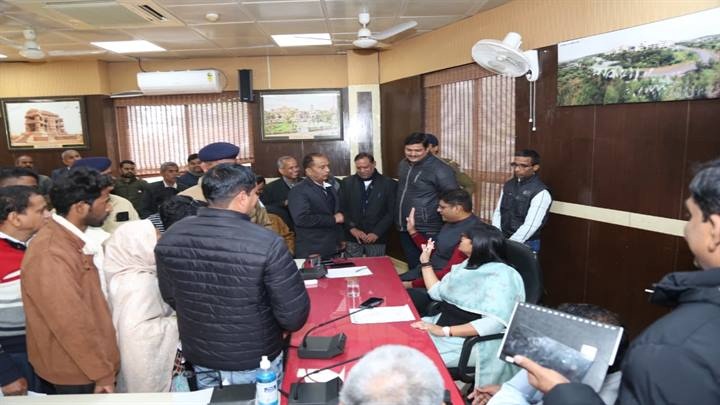 ग्वालियर जन-सुनवाई में 89 लोगों की सुनी गई समस्याएं, कलेक्टर ने खुद किया समाधान का भरोसा