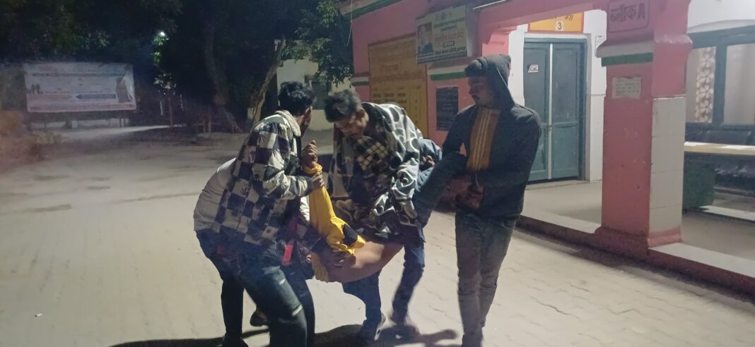 बागपत में युवक की गर्दन पर चाकू से हमला, हालत गंभीर; हायर सेंटर रेफर