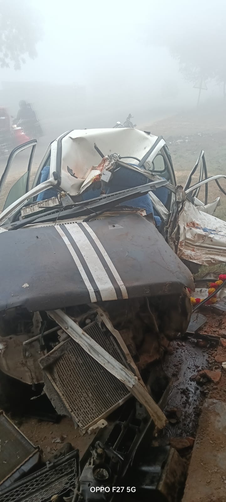 बलिया में दर्दनाक सड़क हादसा: दुकान में घुसी कार, दो युवकों की मौत, दो गंभीर घायल